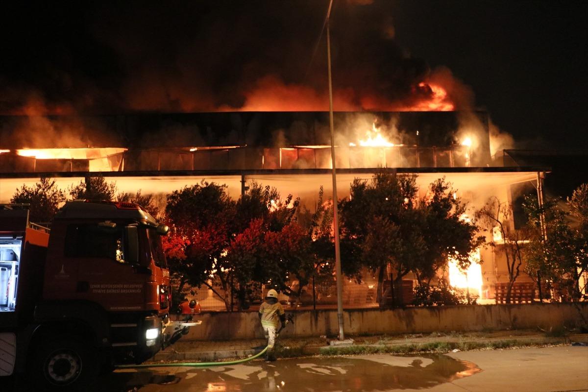 G&Uuml;NCELLEME - İzmir'de plastik fabrikasında yangın