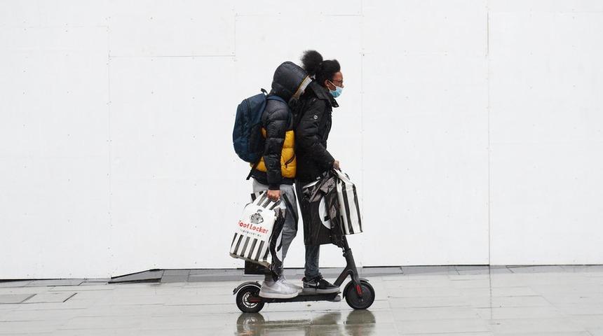 Elektrikli scooter ne kadar &ccedil;evreci, d&uuml;nyada nasıl yasalarla d&uuml;zenleniyor?