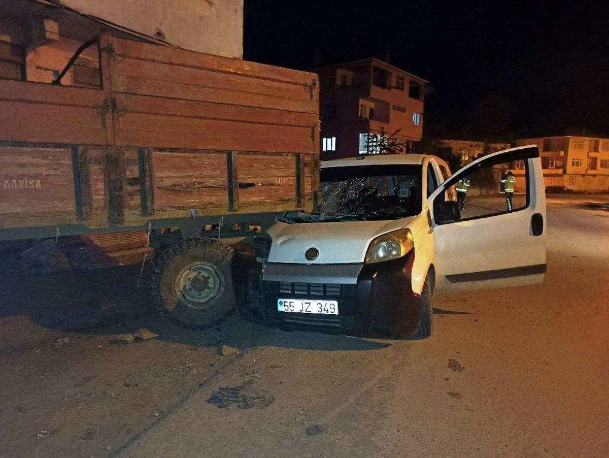 Hafif ticari ara&ccedil; park halindeki trakt&ouml;r r&ouml;morkuna &ccedil;arptı: 1 yaralı