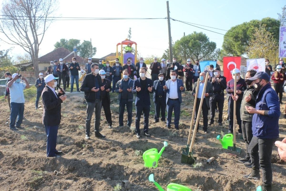 Karpuzlu G&ouml;lc&uuml;k&rsquo;te lavanta fidanları dualarla toprakla buluşturuldu