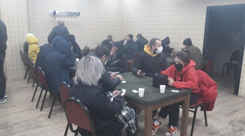 Korona vir&uuml;s&uuml; yok sayıp kadın erken kumar oynadılar