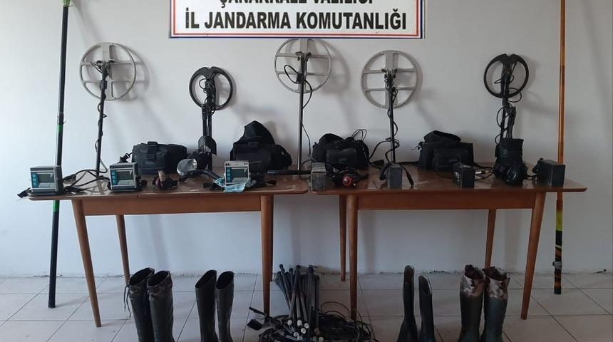 &Ccedil;anakkale&rsquo;de 17 defineci g&ouml;zaltına alındı