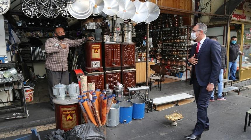 Kuş, esnaf ve vatandaşlarla i&ccedil; i&ccedil;e olmaya devam ediyor