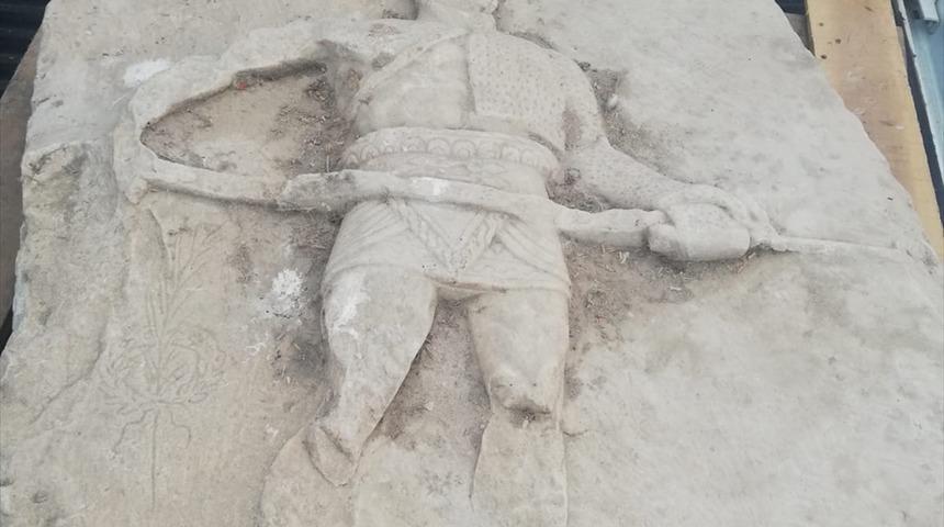 &Ccedil;anakkale'de 2 bin yıllık gladyat&ouml;r r&ouml;lyefi ve s&uuml;tun tamburu ele ge&ccedil;irildi