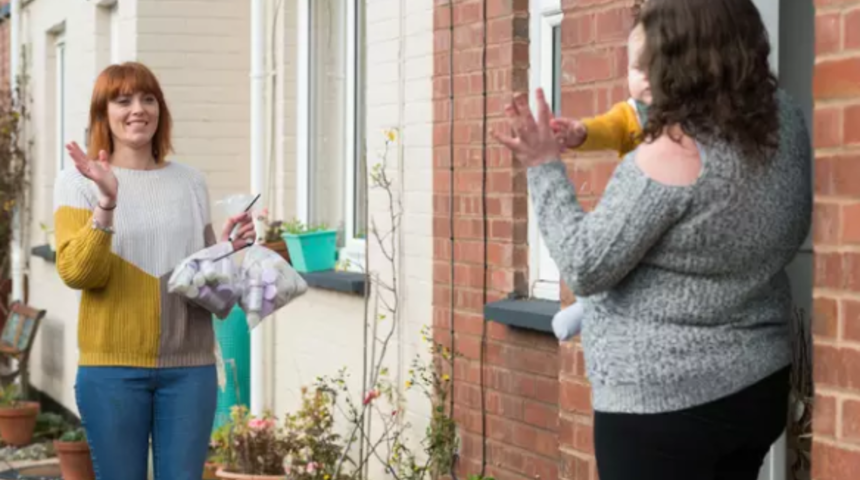 Anne s&uuml;t&uuml; s&uuml;t&ccedil;&uuml;s&uuml;! Kapı kapı dolaşıp s&uuml;t topluyor