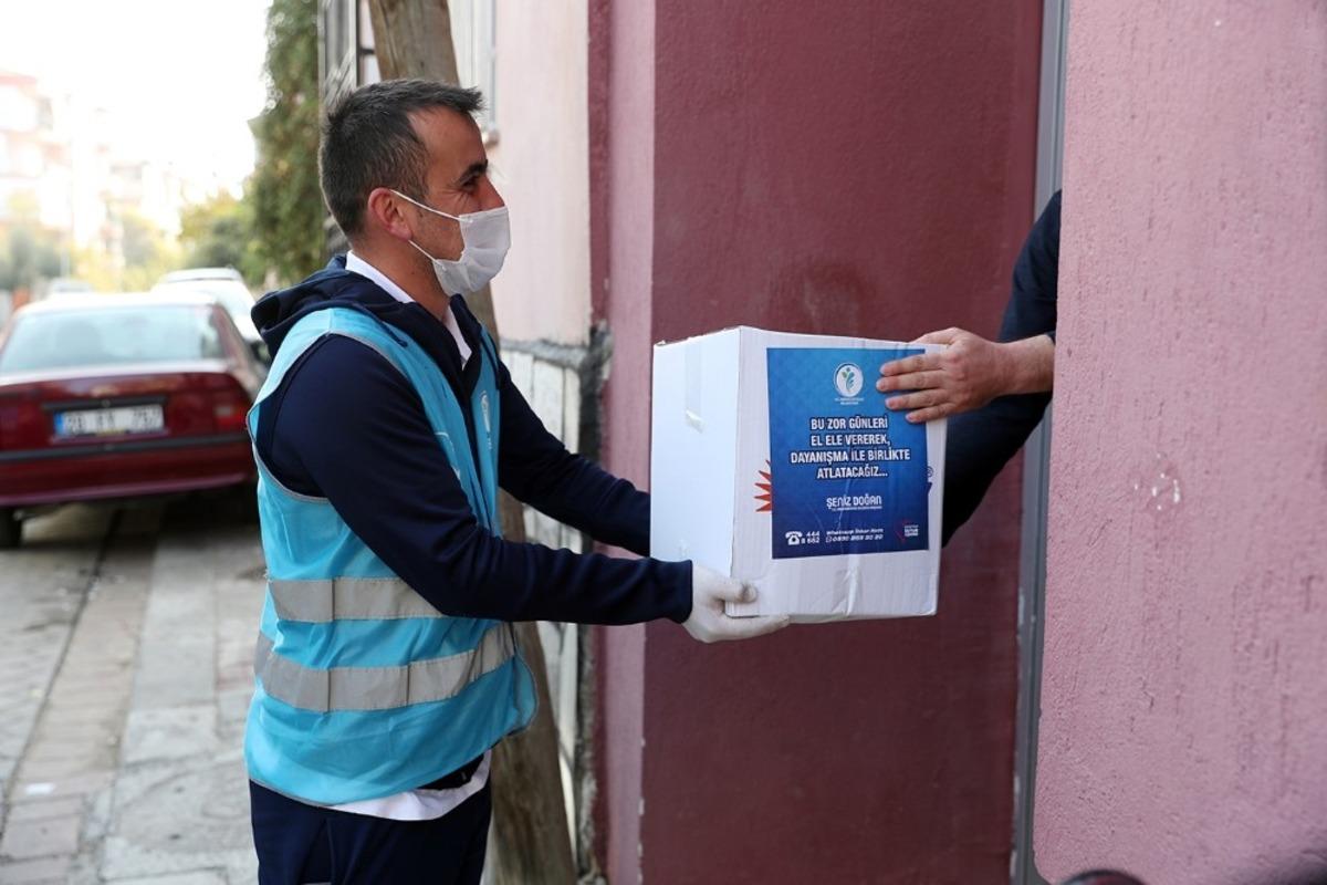 İşyeri kapatan esnaf ve &ccedil;alışanına gıda kolisi yardımı