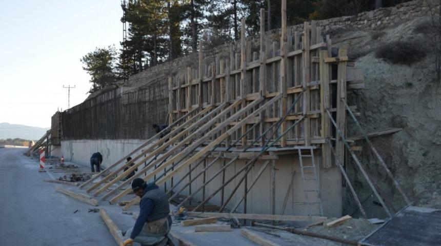 B&ouml;l&uuml;nm&uuml;ş yol duvarı g&uuml;&ccedil;lendirme &ccedil;alışmaları başladı