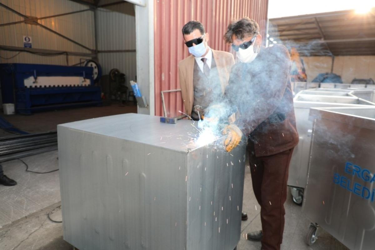 Yenişehir Belediyesi &ccedil;&ouml;p konteynerlerini &uuml;retip yeniliyor