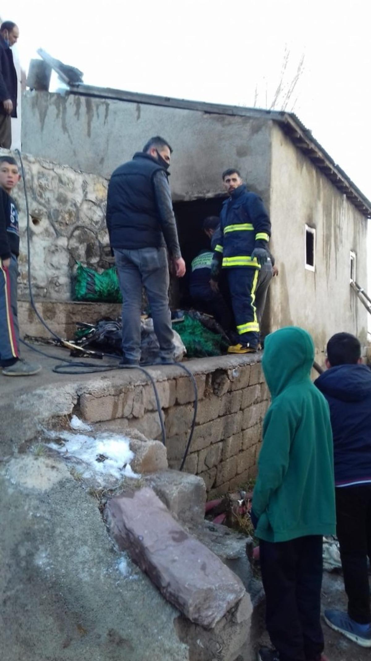 &Ouml;zalp il&ccedil;esinde tandır evi yandı