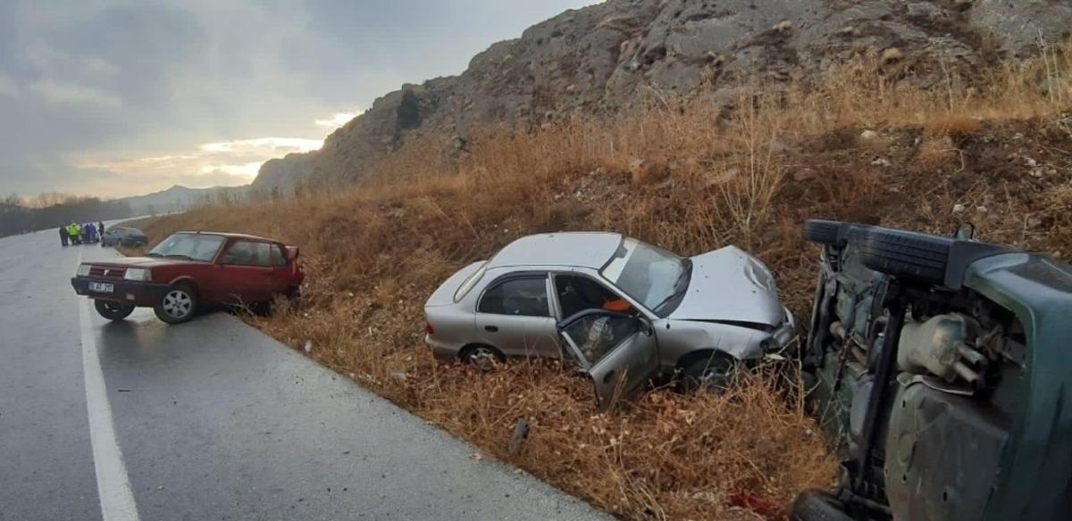 Buzlanan yolda 11 ara&ccedil;lık zincirleme kaza