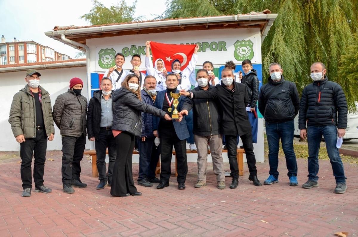 Eskişehirli sporcular Almanya&rsquo;daki yarışmada 8 madalya ve kupa kazandı