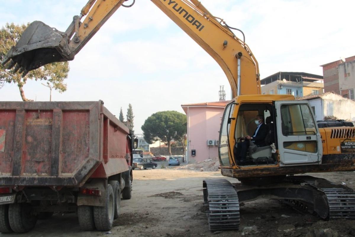 Ko&ccedil;arlı&rsquo;da belediye hizmet ve emniyet binası i&ccedil;in ilk kazma vuruldu