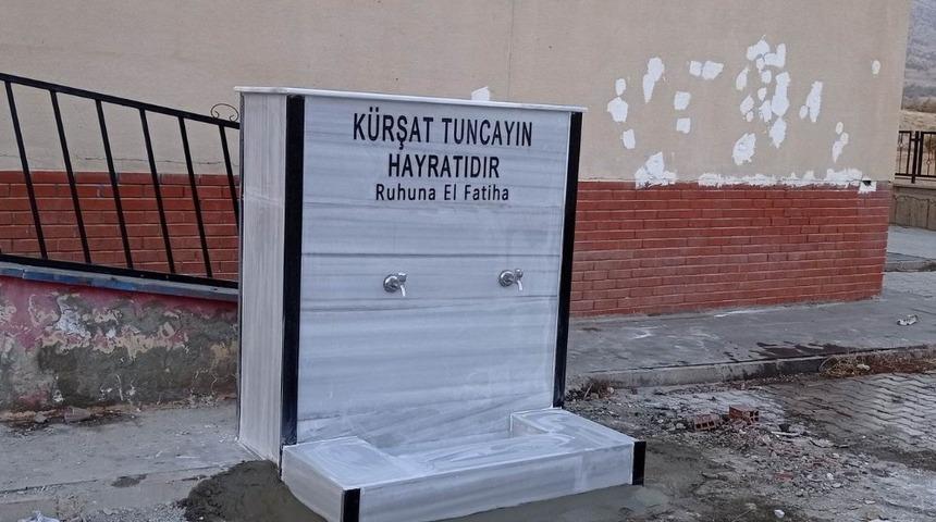 Babasının adına okul bahçesinde çeşme yaptırdı