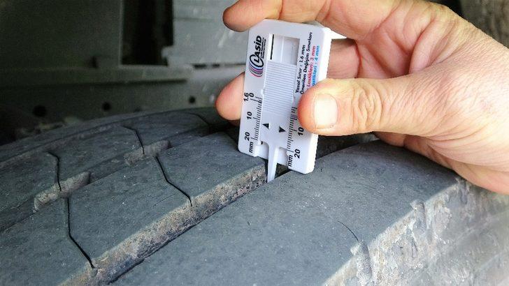 Kışın geçit vermeyen yolda kış lastiği denetimi G1