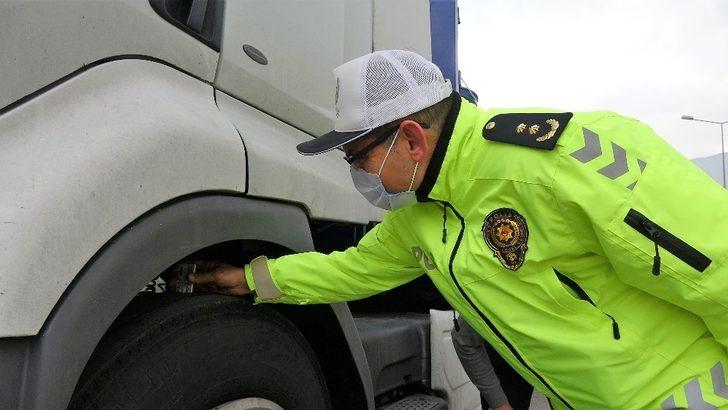 Kışın geçit vermeyen yolda kış lastiği denetimi G2