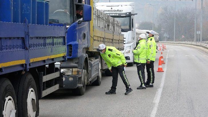 Kışın geçit vermeyen yolda kış lastiği denetimi G3