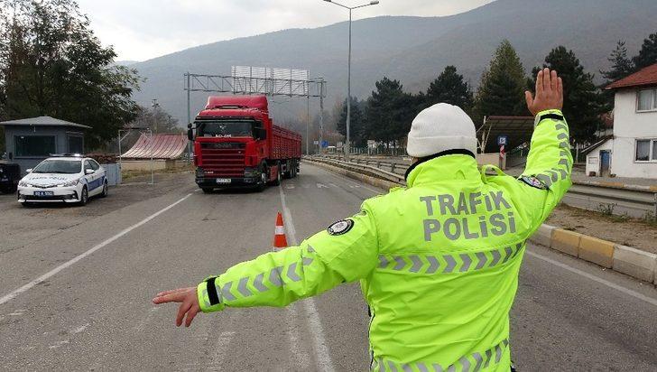 Kışın geçit vermeyen yolda kış lastiği denetimi G4