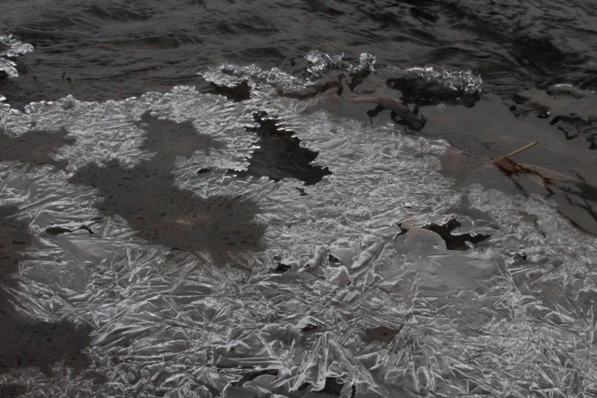 Soğuk havalar nedeniyle dereler donmaya başladı