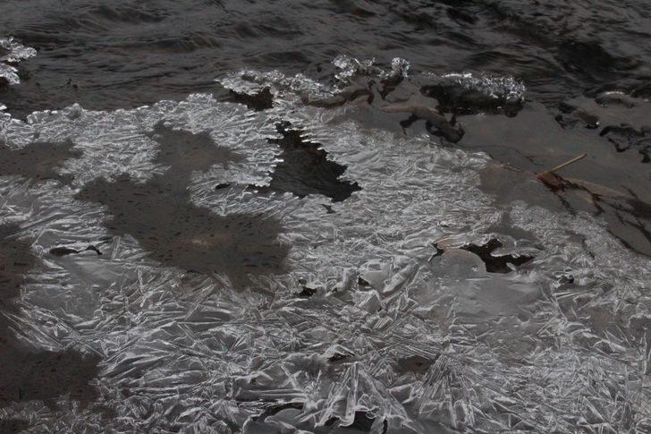 Soğuk havalar nedeniyle dereler donmaya başladı G1