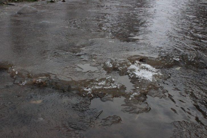 Soğuk havalar nedeniyle dereler donmaya başladı G3