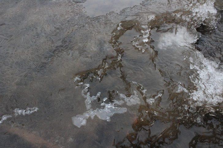 Soğuk havalar nedeniyle dereler donmaya başladı G5