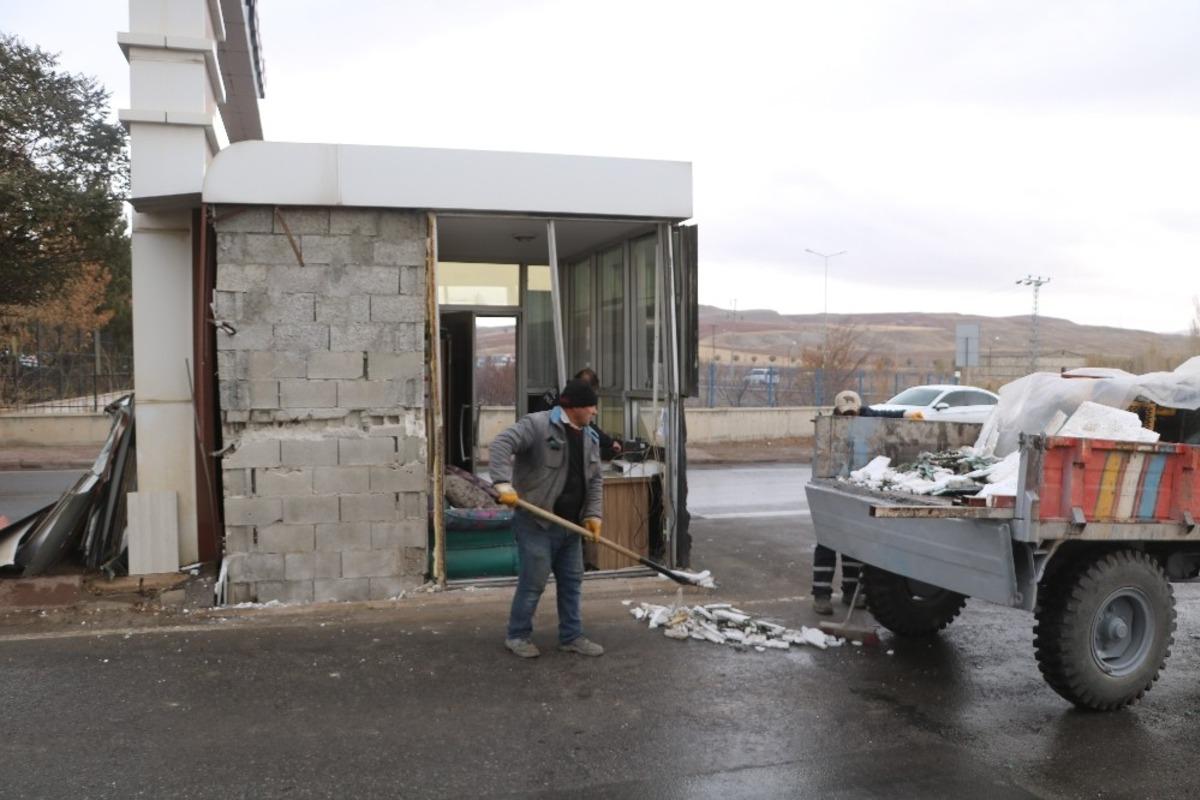 Kamyon g&uuml;venlik kul&uuml;besine &ccedil;arptı