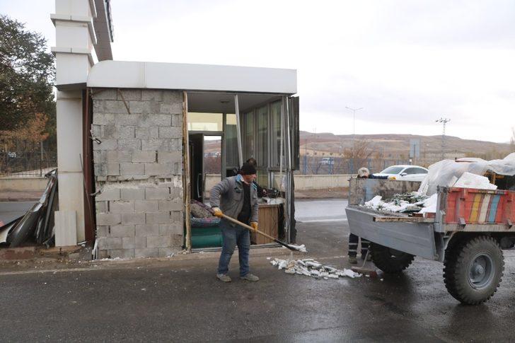 Kamyon güvenlik kulübesine çarptı G1