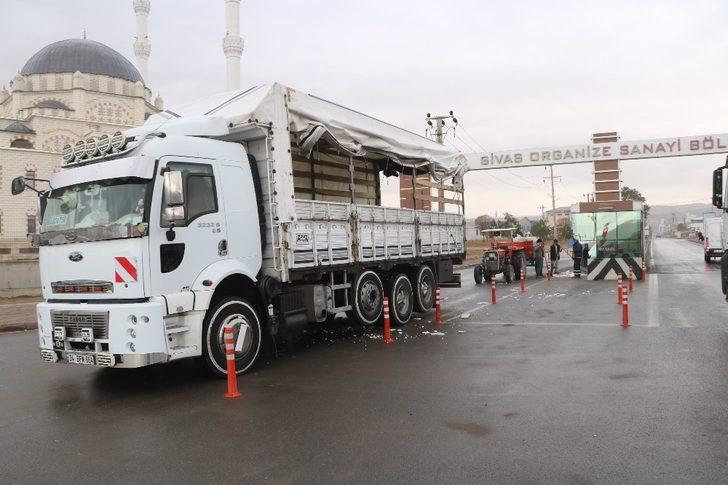 Kamyon güvenlik kulübesine çarptı G3