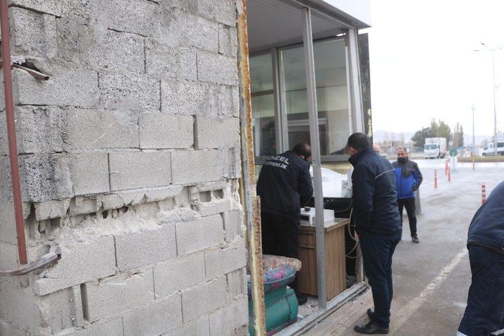 Kamyon güvenlik kulübesine çarptı G4