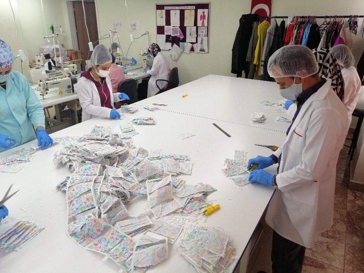 Meslek lisesi öğrencilerinden anaokulu ve ilkokullar öğrencilerine maske G1