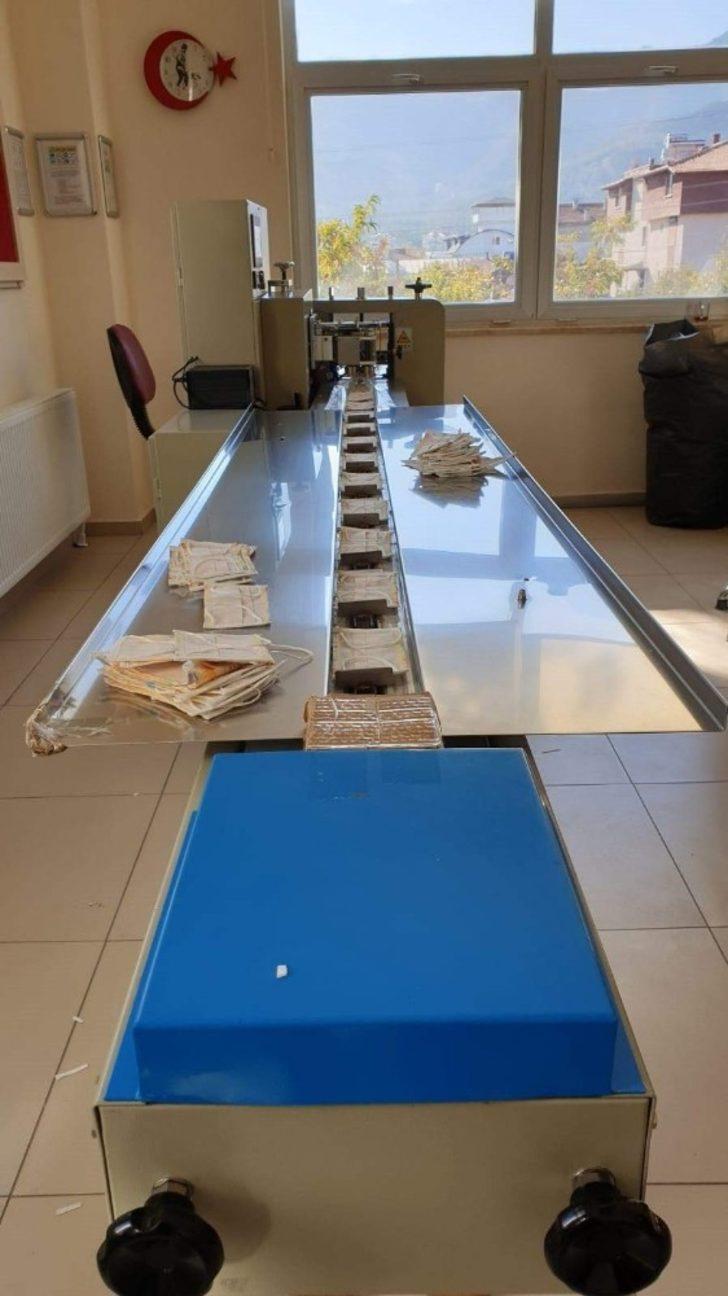 Meslek lisesi öğrencilerinden anaokulu ve ilkokullar öğrencilerine maske G4