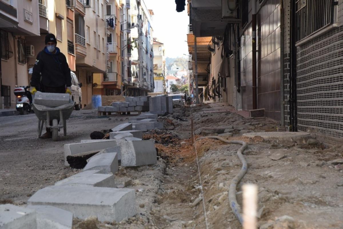 Yunusemre&rsquo;de yol ve kaldırım &ccedil;alışmaları devam ediyor