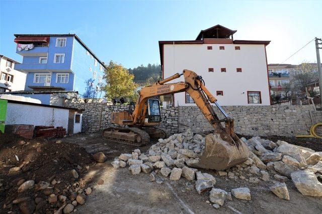 Bahçecik Semt Meydanı’nda çalışmalar devam ediyor