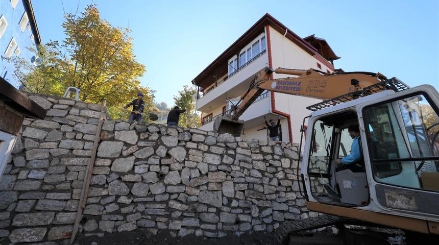 Bah&ccedil;ecik Semt Meydanı&rsquo;nda &ccedil;alışmalar devam ediyor