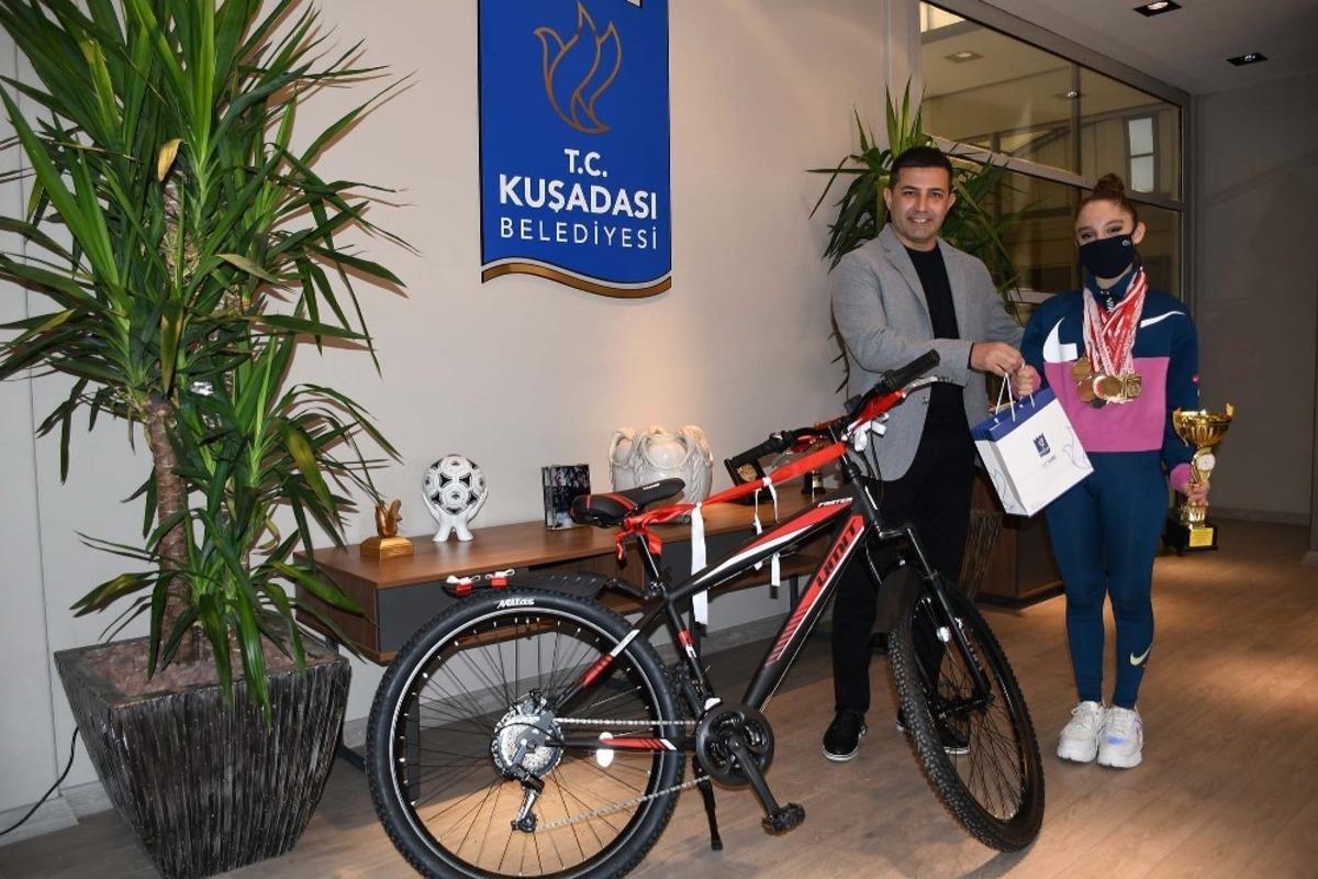 Başkan G&uuml;nel&rsquo;den gen&ccedil; sporcuya anlamlı jest