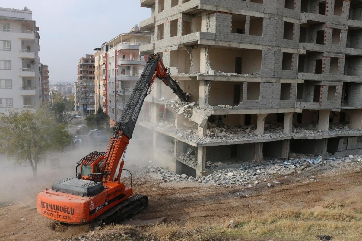 Batman Belediyesi, ka&ccedil;ak yapıların yıkımına devam ediyor