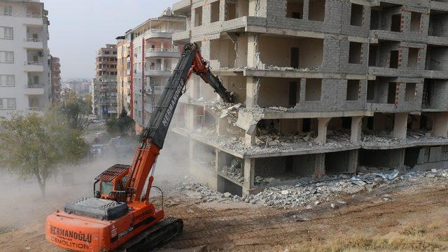 Batman Belediyesi, kaçak yapıların yıkımına devam ediyor