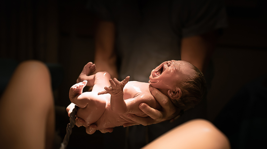 Tepkilerin odağında! Karısı ikiz doğururken o ofise gitti