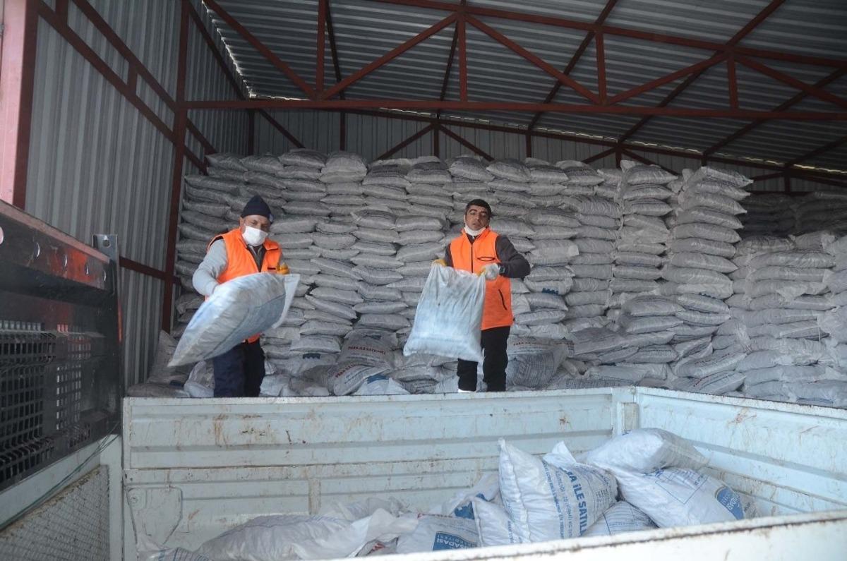 Kuşadası Belediyesi 2 bin aileye 400 ton k&ouml;m&uuml;r dağıtıyor