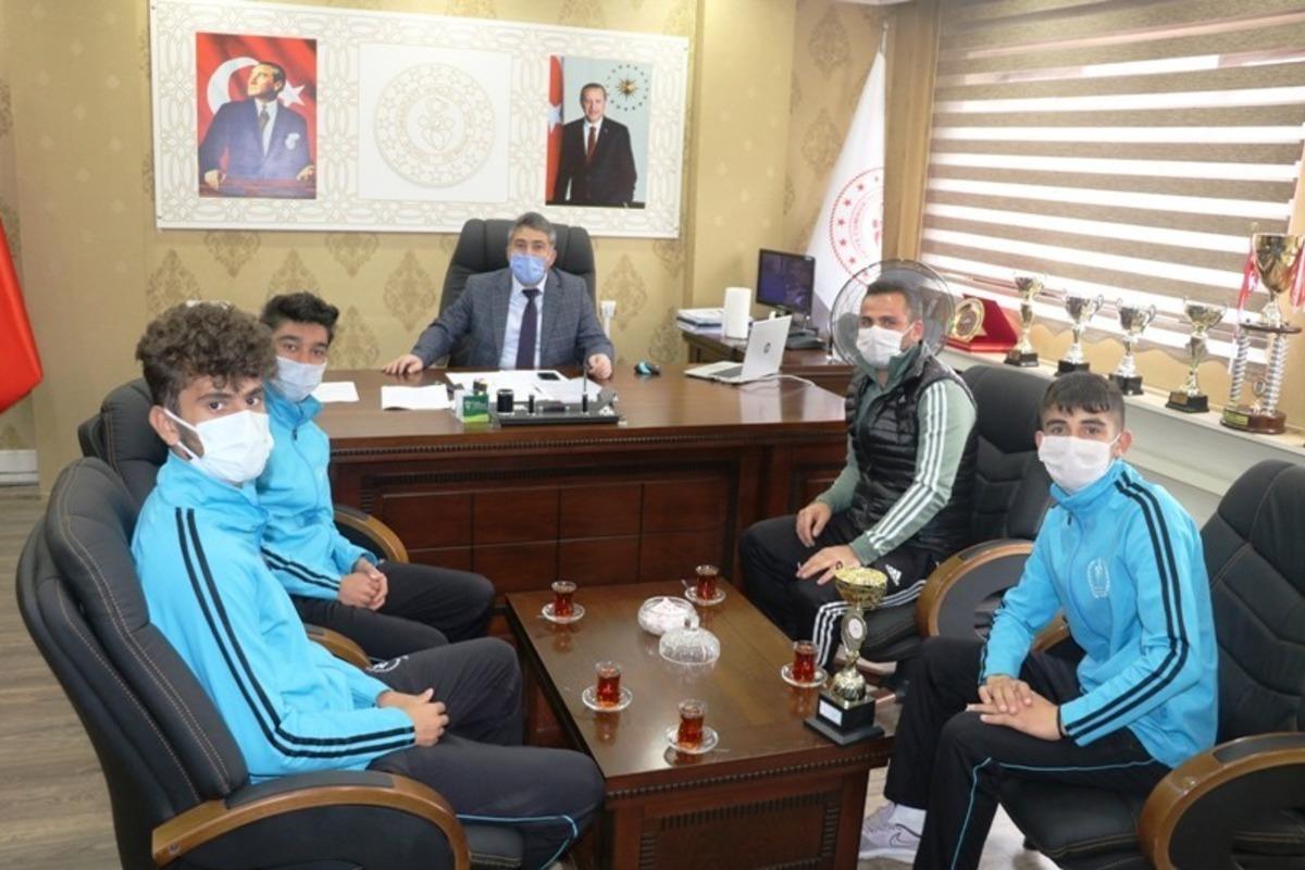 Şampiyon Tenis&ccedil;ilerden Gen&ccedil;lik ve Spor İl M&uuml;d&uuml;r&uuml; Cihan Demir&rsquo;e ziyaret