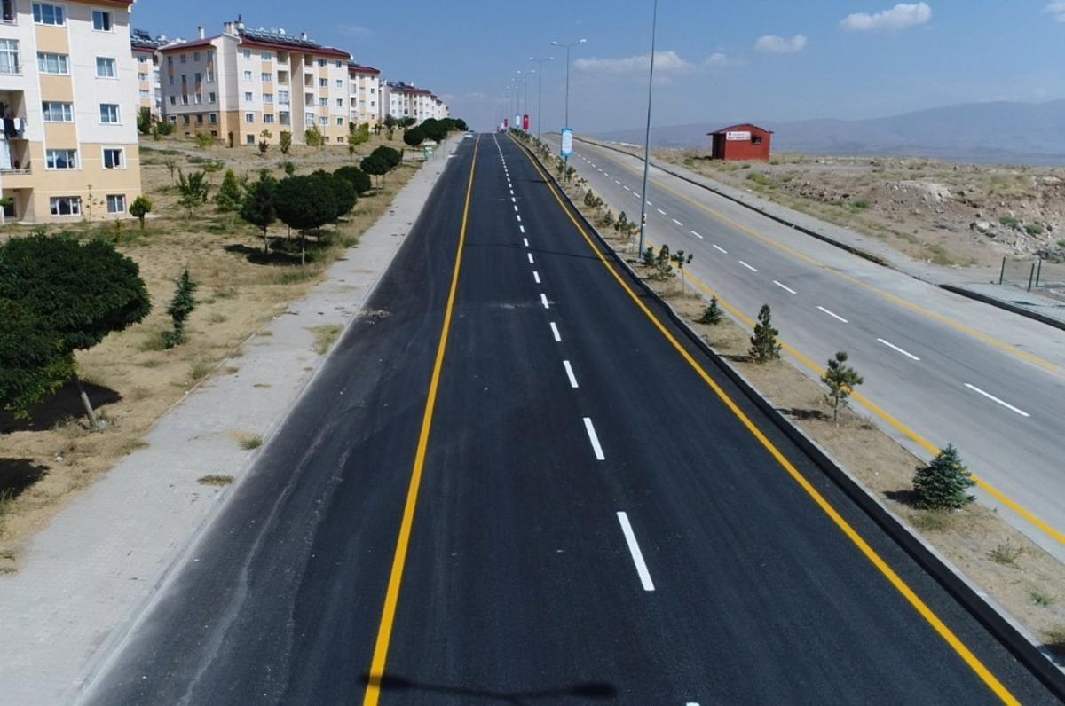 Erciş&rsquo;te 25 milyon TL&rsquo;lik yatırımla 80 bin ton asfalt yapıldı