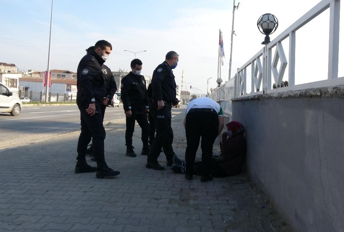 Trafiği tehlikeye d&uuml;ş&uuml;ren kadın, polise zor anlar yaşattı