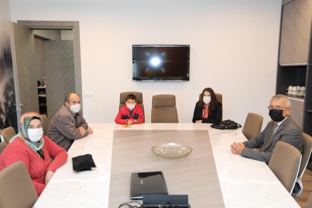 Başkan Tarhan&rsquo;dan minik Onur&rsquo;a gen&ccedil; odası