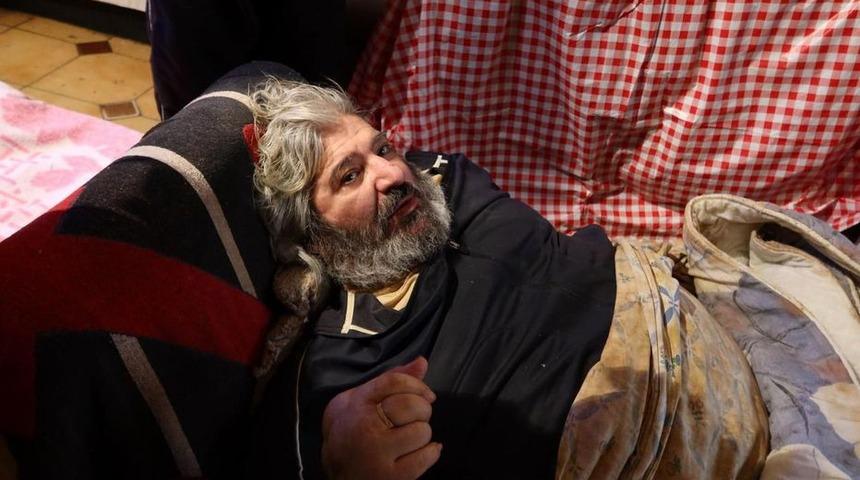 Fransa'da 300 kg ağırlığındaki adam vinçle kurtarıldı