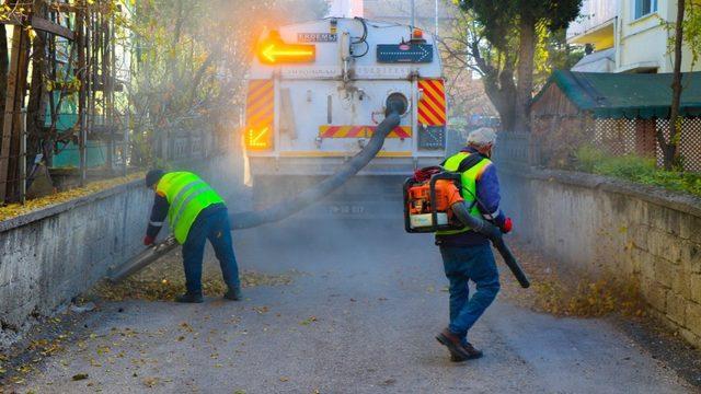 Belediye temizlik ekiplerinin yaprak mesaisi başladı