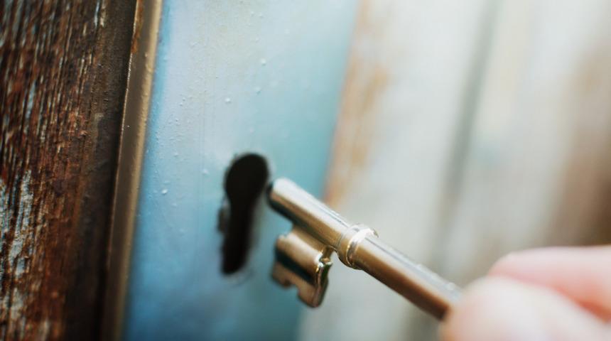 İsveç'te oğlunu 28 yıldır kilitli tuttuğu iddia edilen yaşlı kadına soruşturma açıldı