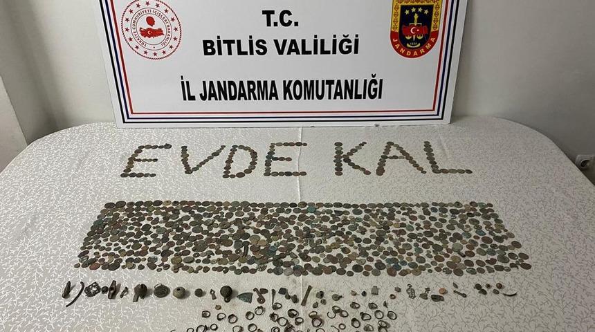 Bitlis'te kaçak kazı yapan definecilere suçüstü! Bin adet sikke ele geçirildi