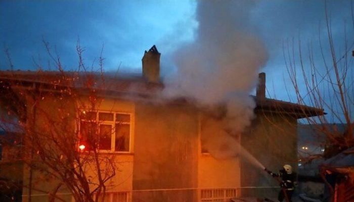 Kırıkkale’de 2 katlı evde korkutan yangın