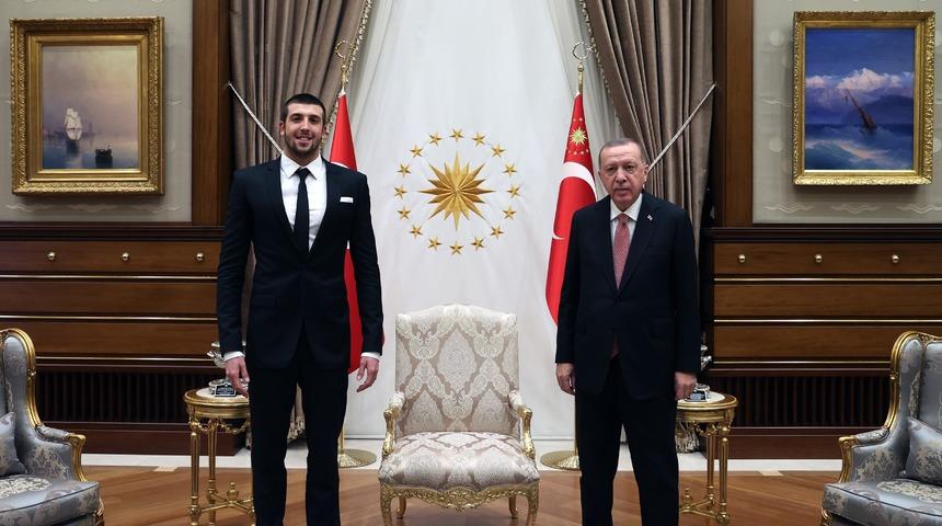 Cumhurbaşkanı Erdoğan, milli yüzücü Emre Sakçı'yı kabul etti