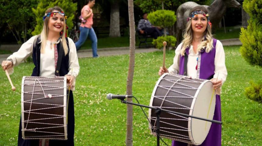 Onlar tokmağa vurduk&ccedil;a kadınların sesi duyuluyor: L&uuml;leburgaz Kadın Davul ve Ritim Grubu